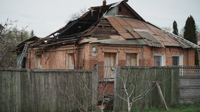 Будинок, що зазнав пошкоджень внаслідок удару дрона по Київському району Харкова