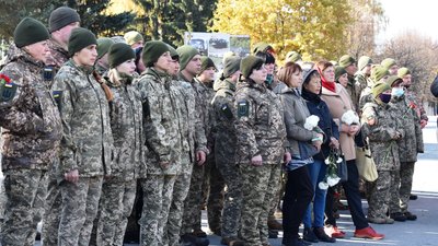 На Житомирщині висадили Алею пам'яті на честь полеглих жінок-захисниць України На Житомирщині висадили Алею пам'яті на честь полеглих жінок-захисниць України