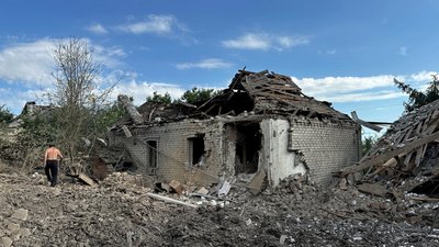 Будинок зруйнований російський ударом у місті Дружківка на Донеччині