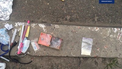 На одній з вулиць Черкас у перехожого знайшли наркотики На одній з вулиць Черкас у перехожого знайшли наркотики