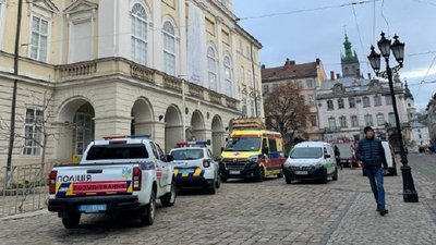 Будівлю Ратуші перевіряють відповідні служби Будівлю Ратуші перевіряють відповідні служби