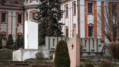 На Тернопільщині демонтували пам’ятник Максима Горького На Тернопільщині демонтували пам’ятник Максима Горького