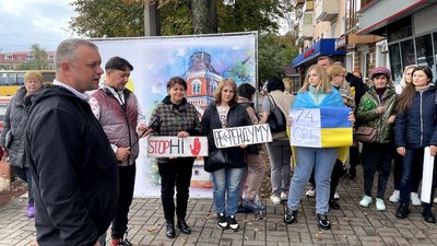 "Це не по-людськи і незаконно": маріупольці у Черкасах мітингували проти "референдуму"