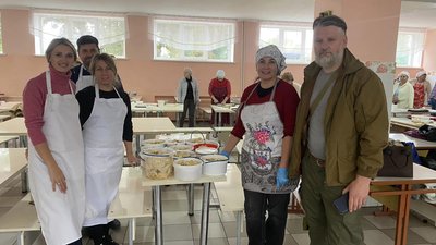На Прикарпатті освітяни наліпили 40 відер вареників для українських бійців На Прикарпатті освітяни наліпили 40 відер вареників для українських бійців