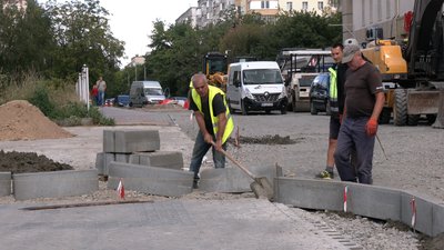 Почали зрізати паркан: у Рівному мешканці багатоповерхівки викликали поліцію через будівництво стоянки під вікнами