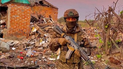 Артем біля зруйнованого будинку в одному з деокупованих сіл. Артем біля зруйнованого будинку в одному з деокупованих сіл.