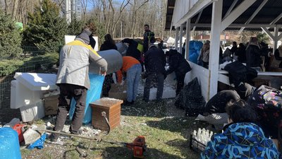 Планують передати у столицю. В Ужгороді волонтери готують коктейлі Молотова Планують передати у столицю. В Ужгороді волонтери готують коктейлі Молотова
