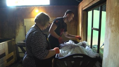 Після випікання ковбаса пропарюється в сіні. Після випікання ковбаса пропарюється в сіні.