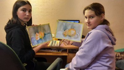 Переселенка з Каховки у Кропивницькому навчає малювати дітей-переселенців Переселенка з Каховки у Кропивницькому навчає малювати дітей-переселенців