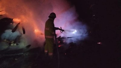 На Рівненщині вщент згоріла хата, всередині виявили тіло чоловіка На Рівненщині вщент згоріла хата, всередині виявили тіло чоловіка