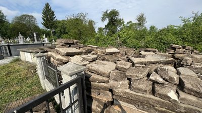 У Снятині знайшли 300 надгробків У Снятині знайшли 300 надгробків