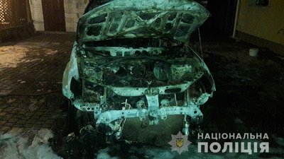 На Рівненщині підпалили позашляховик На Рівненщині підпалили позашляховик