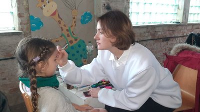 Щоб допомогти ЗСУ. В Івано-Франківську відбувся благодійний ярмарок "Теплий маркет" Щоб допомогти ЗСУ. В Івано-Франківську відбувся благодійний ярмарок "Теплий маркет"