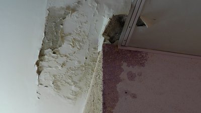 У Франківську пліснява та сирість "з’їдають" приміщення громадської асоціації інвалідів