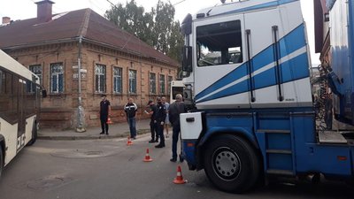 У Кропивницькому тролейбус збив електроопору та врізався у будинок У Кропивницькому тролейбус збив електроопору та врізався у будинок