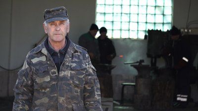 На Тернопільщині волонтери роблять скоби для укріплення бліндажів На Тернопільщині волонтери роблять скоби для укріплення бліндажів