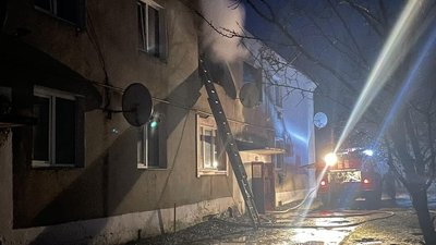 "Невдало покурив": на Хмельниччині працівники ДСНС під час пожежі врятували чоловіка