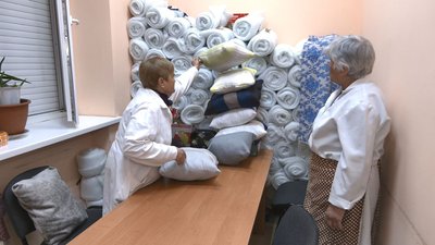 "В’яжемо і в’яжемо": у черкаському комітеті волонтерять містяни й переселенці "В’яжемо і в’яжемо": у черкаському комітеті волонтерять містяни й переселенці