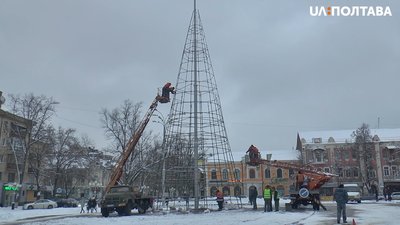 Комунальники монтують каркас для ялинки