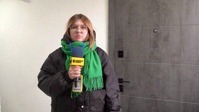 Кореспондентка Суспільного Богдана Савицька біля офісу "ПРОФ-ТЕР БУД" на вулиці Бродівській 2-а у Тернополі