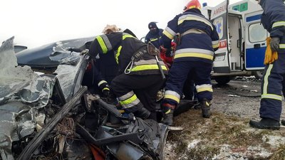 На Франківщині зіткнулися легковик та вантажівка. Троє людей - у лікарні На Франківщині зіткнулися легковик та вантажівка. Троє людей - у лікарні