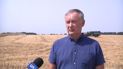На Житомирщині розпочалися жнива – фермери збирають ячмінь та пшеницю На Житомирщині розпочалися жнива – фермери збирають ячмінь та пшеницю