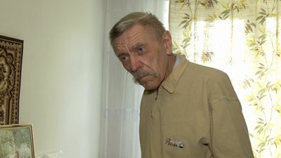 Пенсіонер вишиває картини