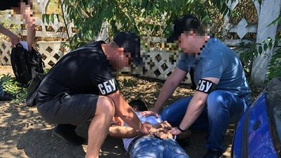 На Херсонщині поліцейського викрили на збуті наркотиків