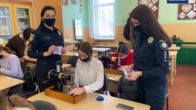 В Ужгороді патрульні разом зі школярами шили сітловідбивальні маски