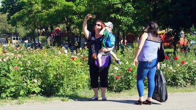 109-ий день війни, Дніпро, троянди в парку Глоби. Фоторепортаж
