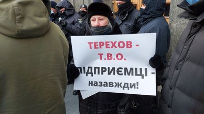 У Харкові перед сесією пікетують міськраду, з дверей мерії прибрали ручку