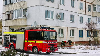 У Житомирі на пожежі врятували чоловіка – заснув на дивані, котрий затлівся
