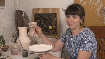 «Я не чекаю натхнення». Полтавка Інна Гуржій створила близько пів тисячі керамічних виробів