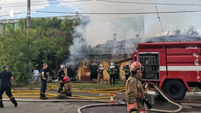 У Полтаві біля горить житловий будинок У Полтаві біля горить житловий будинок