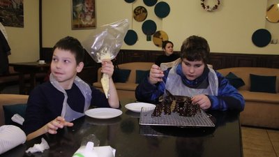 "Осині гнізда": у Вінниці дітей-переселенців навчали готувати різдвяний десерт "Осині гнізда": у Вінниці дітей-переселенців навчали готувати різдвяний десерт