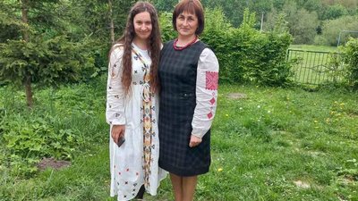 Діана Новосад з вчителькою