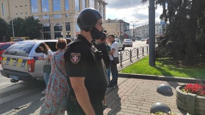 У центрі Луцька чоловік забарикадувався в автобусі, відбулася стрілянина У центрі Луцька чоловік забарикадувався в автобусі, відбулася стрілянина