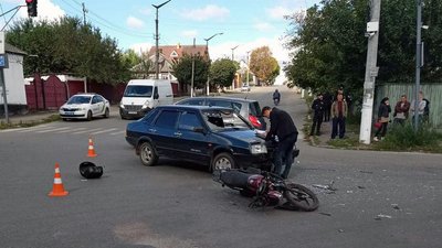 На Житомирщині зіткнулися легковик та мотоцикл – мотоцикліст у реанімації