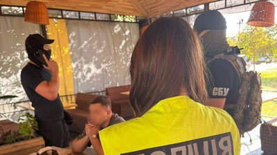 Правоохоронці затримують підозрюваного в організації корупційної схеми виїзду з країни