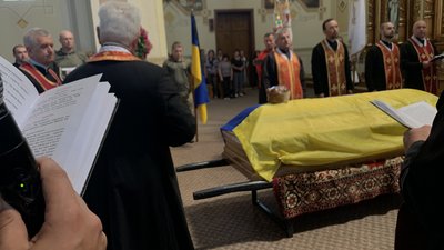 У Драгомирчанах попрощалися з бійцем, батьком трьох дітей Ігорем Антоняном У Драгомирчанах попрощалися з бійцем, батьком трьох дітей Ігорем Антоняном