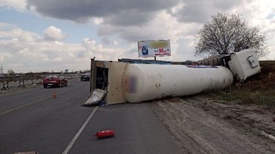 На київській трасі перекинулася вантажівка з рідким киснем