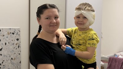Тимофій, якому встановили кохлеарний імплант, з мамою