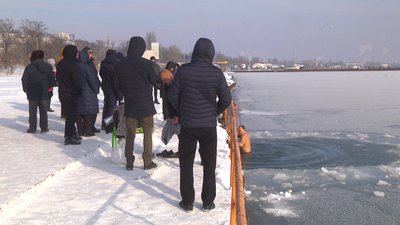 Попри локдаун, понад 2 тисячі маріупольців пірнали у крижану воду Попри локдаун, понад 2 тисячі маріупольців пірнали у крижану воду