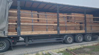 20 кубометрів букових дощок вилучили митники на Закарпатті на кордоні з Румунією