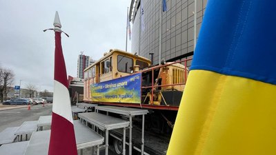 Можна використовувати як електростанцію. Латвія передала місту на Кіровоградщині вузькоколійний локомотив