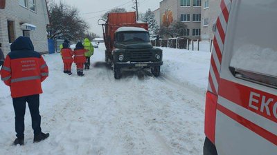 У Чернігові літня жінка загинула під колесами сміттєвоза У Чернігові літня жінка загинула під колесами сміттєвоза