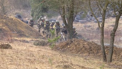 На тренуваннях бійців вчать, як пересуватися на полі бою та подавати команди На тренуваннях бійців вчать, як пересуватися на полі бою та подавати команди