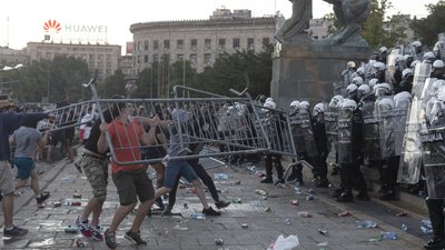 Сербські ЗМІ заявили про участь "найманців з України" в протестах у Белграді. Посольство заперечує