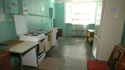 Кімнати у гуртожитку у Кіцмані, де проживають переселенці