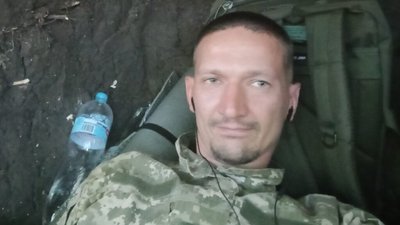 Залужний нагородив "Золотим хрестом" бойового медика з Івано-Франківщини Артема Гордєєва